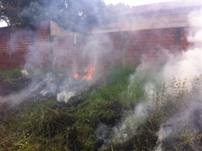 Fogo em terreno baldio assusta moradores em Maringá